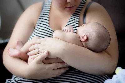 Meilleur porte-bébé physiologique pour nouveau-né : guide complet 2026