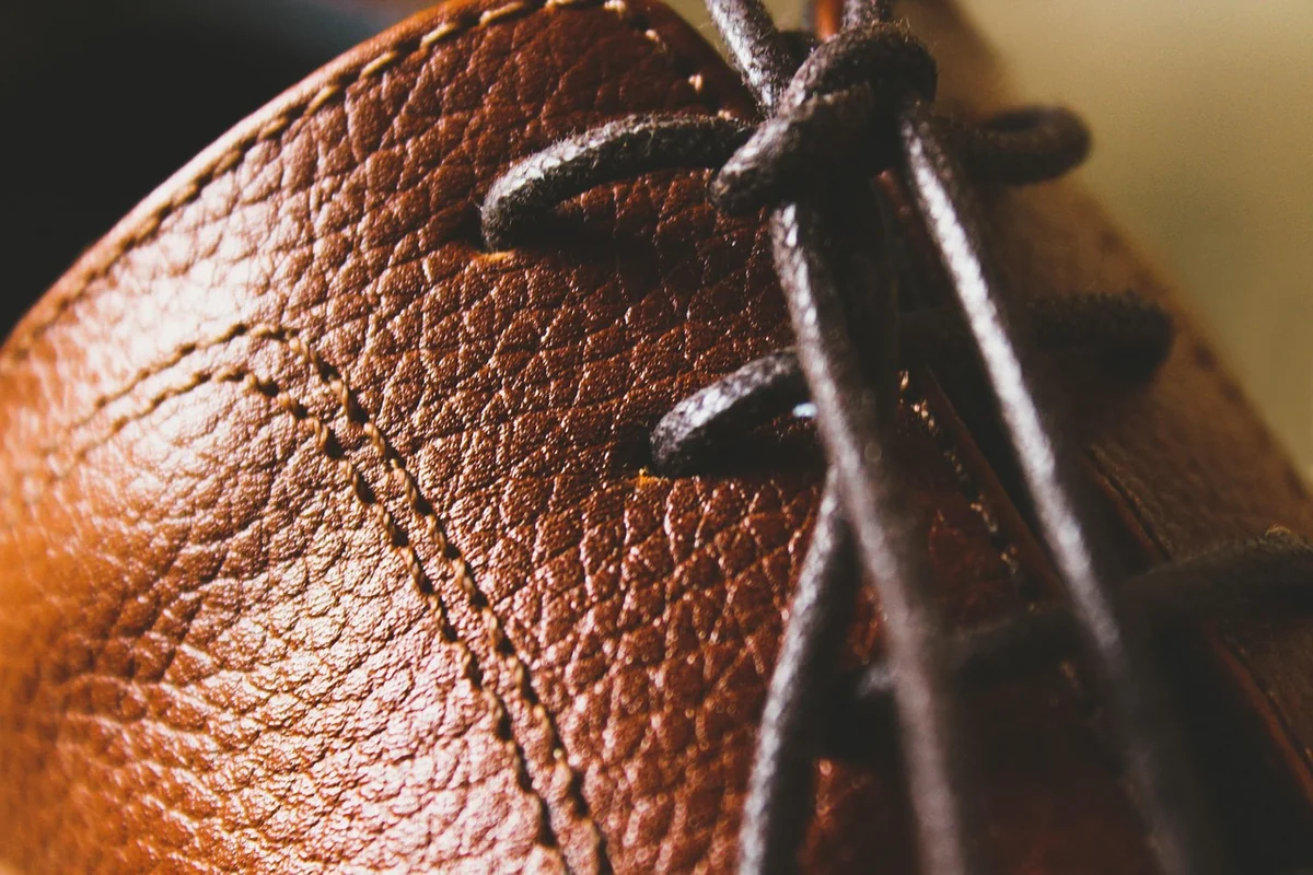 Comment porter des baskets avec un costume en 2026 pour un look chic et décontracté