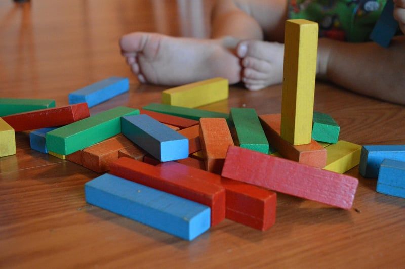 Jouets d'éveil Montessori premier âge : le guide complet 2026 pour bébé