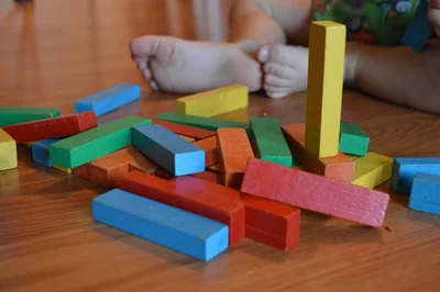 Jouets d'éveil Montessori premier âge : le guide complet 2026 pour bébé